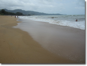 playa en Khao Lak con marea baja